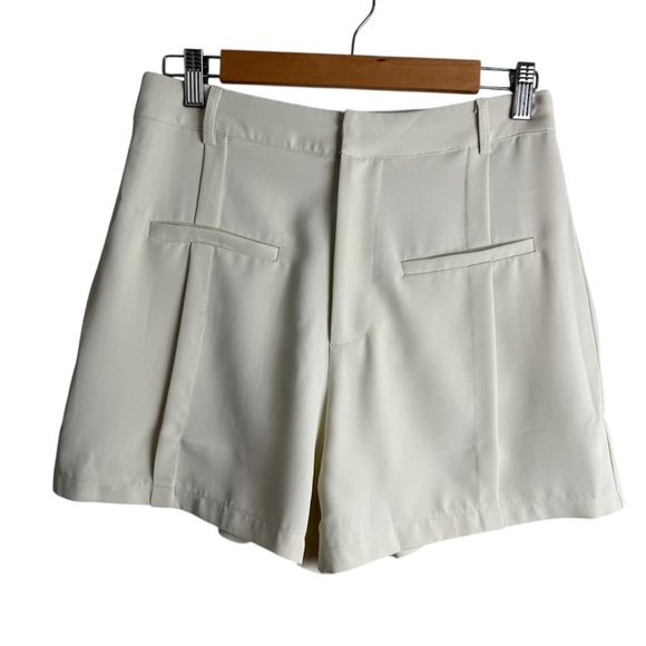 Wisteria Lane High Rise Pleated Shorts Women’s Size Medium Cream Tailored NWT - Picture 2 of 8